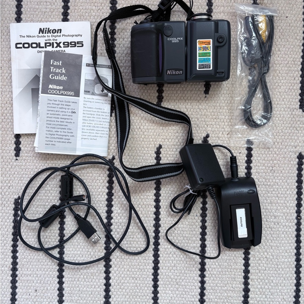 Nikon COOLPIX 995 Black Digital Camera Set